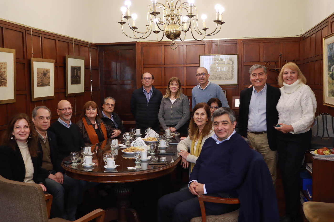 Los decanos y el equipo de gestión reunidos alrededor de la mesa de trabajo del Rectorado de la UNT.