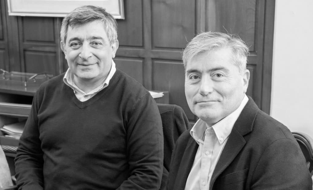 Los candidatos de la fórmula Mohamed · Madkur, sentados juntos en el Rectorado de la UNT.