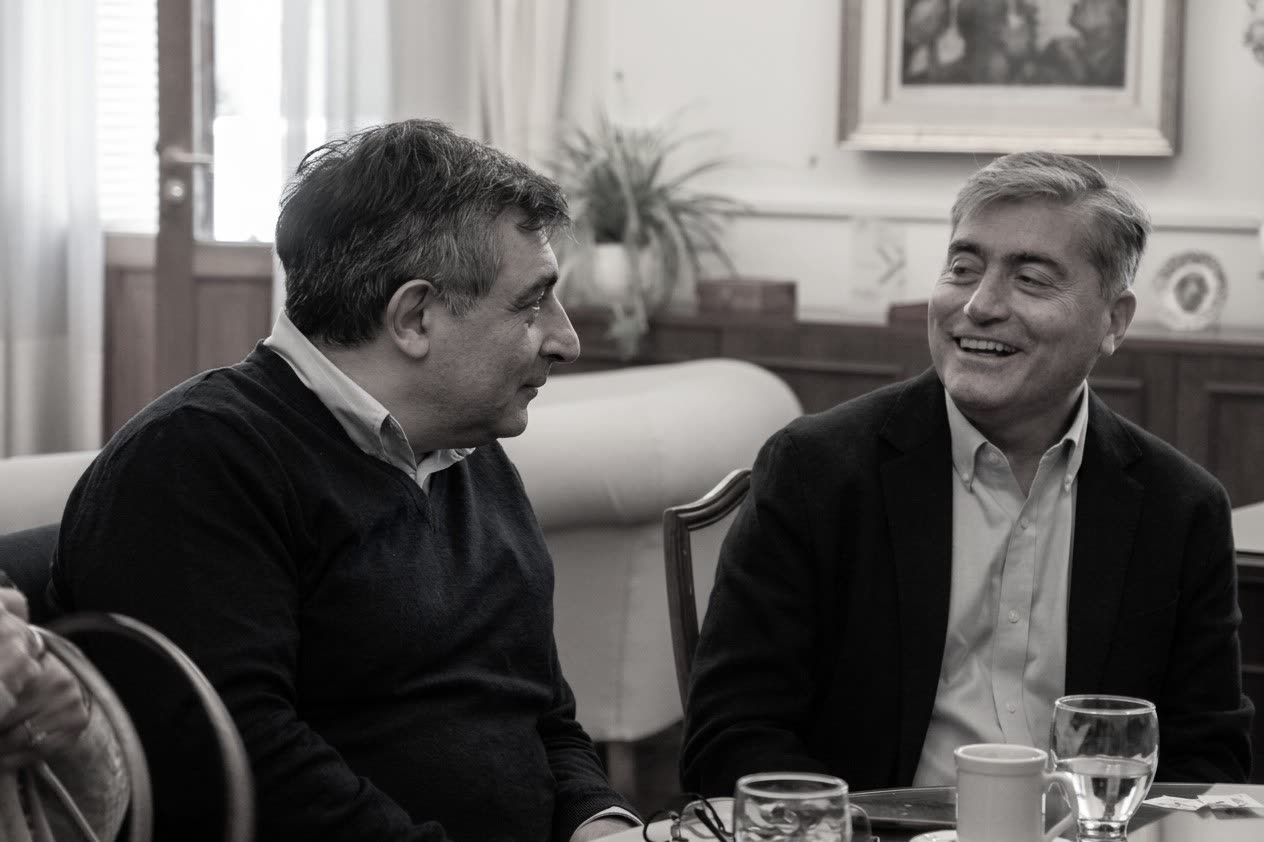 Mohamed y Madkur conversan entre risas, sentados a la mesa del Rectorado con el café servido.