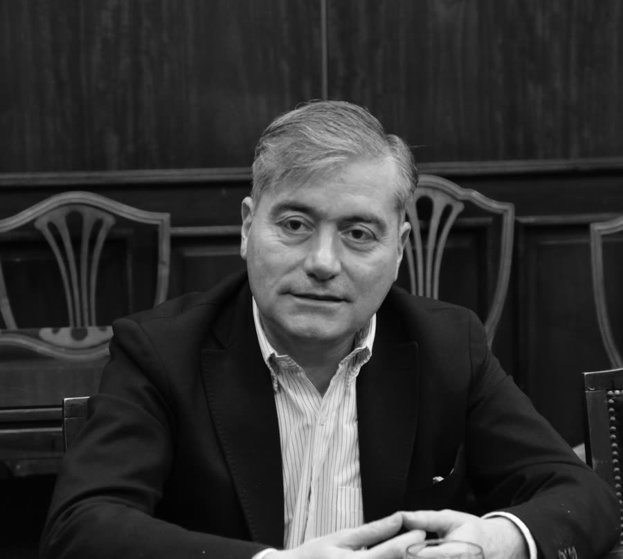 Retrato de Madkur en blanco y negro.