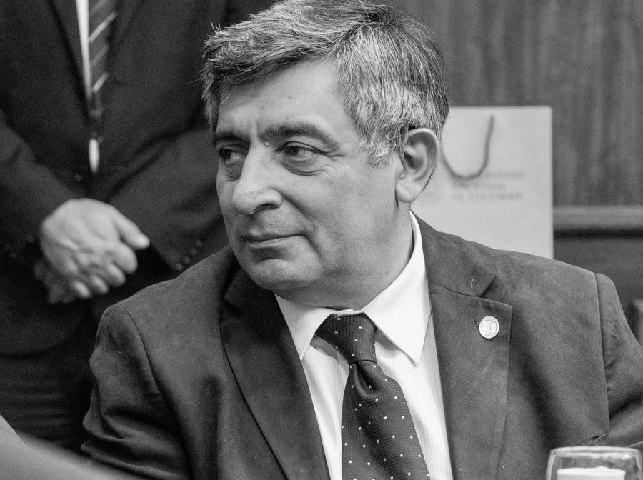 Retrato de Mohamed en blanco y negro.