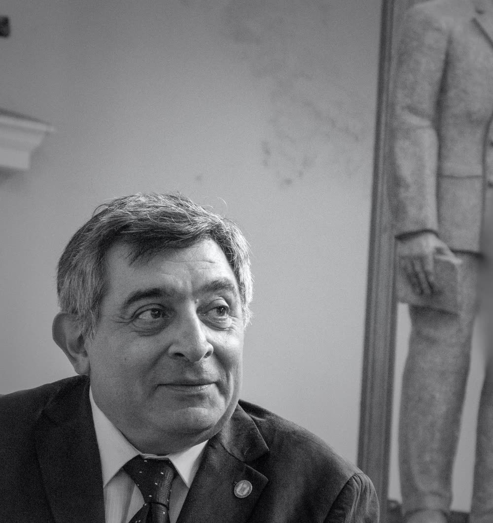 Retrato en blanco y negro de Sergio Fernando Mohamed.