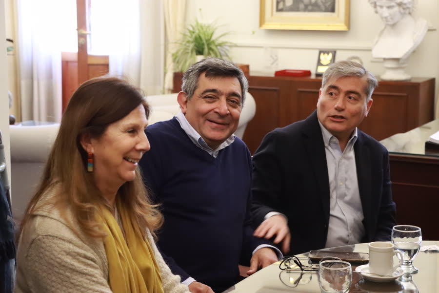Mohamed conversando con dos integrantes del equipo durante una reunión en el Rectorado.