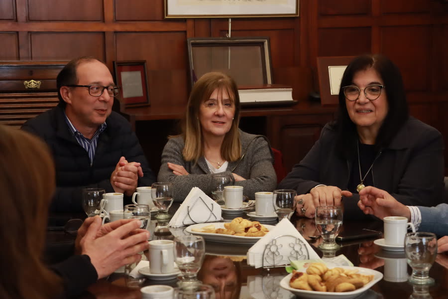 Integrantes del equipo de gestión en la mesa de trabajo del Rectorado.